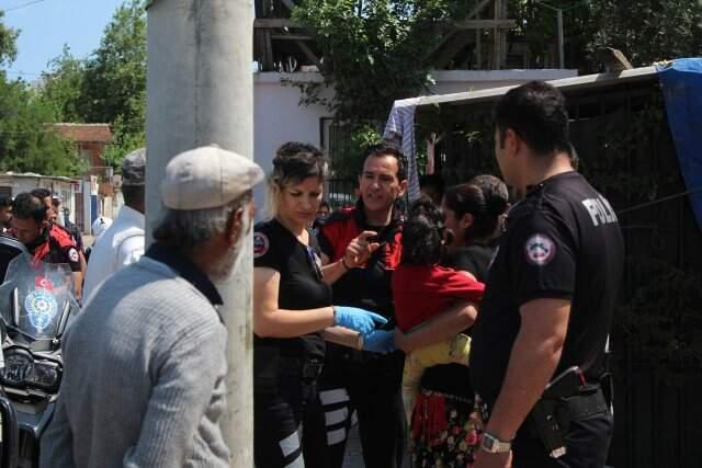 Polisin Görünce Kaçıp Üzerindeki Uyuşturucuları Kızının Kucağına Attı