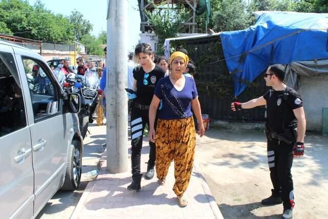 Polisin Görünce Kaçıp Üzerindeki Uyuşturucuları Kızının Kucağına Attı