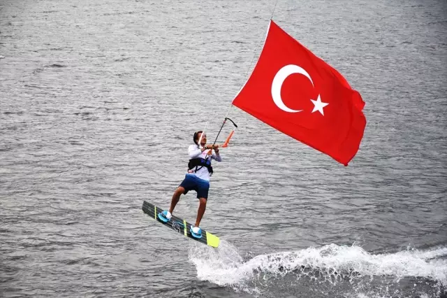 Rüzgarın Çocukları Türk Bayraklarıyla Gösteri Yaptı