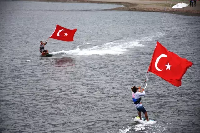 Rüzgarın Çocukları Türk Bayraklarıyla Gösteri Yaptı