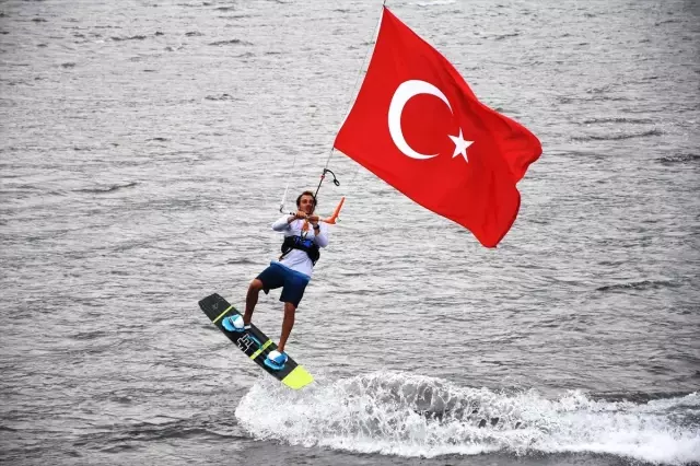 Rüzgarın Çocukları Türk Bayraklarıyla Gösteri Yaptı
