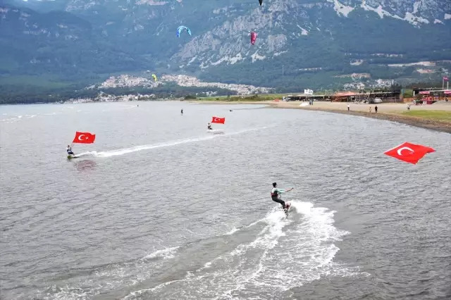 Rüzgarın Çocukları Türk Bayraklarıyla Gösteri Yaptı