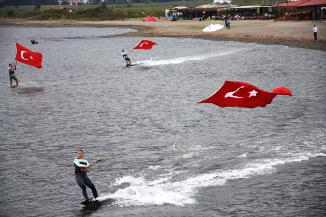 Rüzgarın Çocukları Türk Bayraklarıyla Gösteri Yaptı