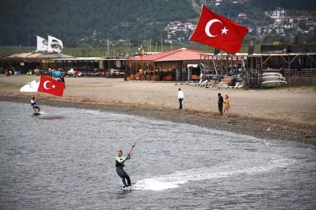 Rüzgarın Çocukları Türk Bayraklarıyla Gösteri Yaptı