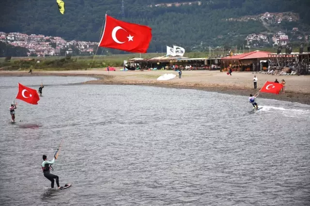 Rüzgarın Çocukları Türk Bayraklarıyla Gösteri Yaptı