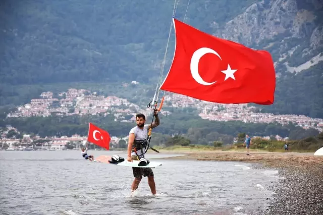 Rüzgarın Çocukları Türk Bayraklarıyla Gösteri Yaptı