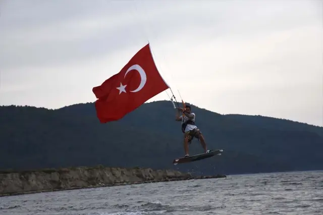 Rüzgarın Çocukları Türk Bayraklarıyla Gösteri Yaptı