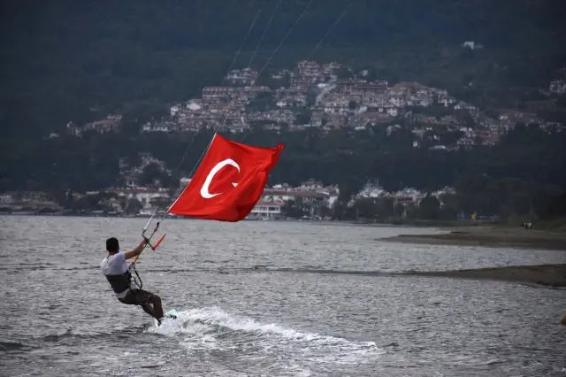 Rüzgarın Çocukları Türk Bayraklarıyla Gösteri Yaptı