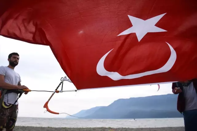 Rüzgarın Çocukları Türk Bayraklarıyla Gösteri Yaptı