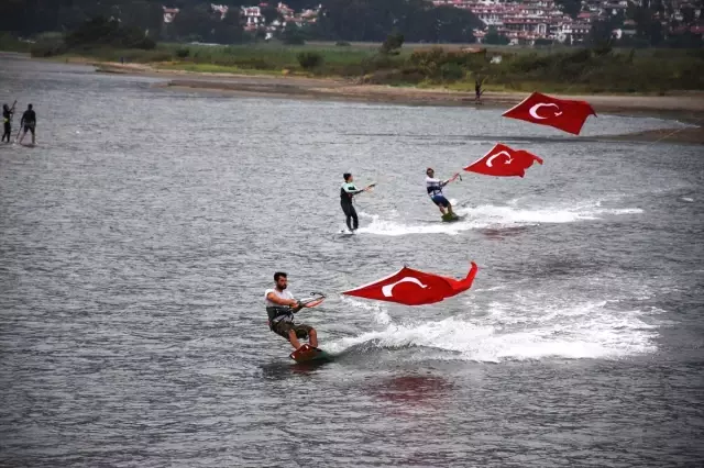 Rüzgarın Çocukları Türk Bayraklarıyla Gösteri Yaptı