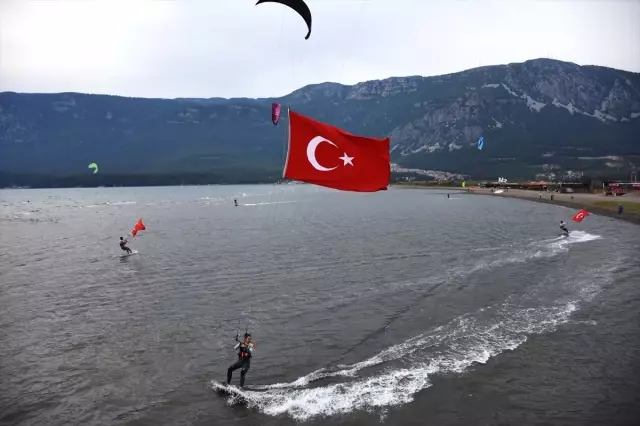 Rüzgarın Çocukları Türk Bayraklarıyla Gösteri Yaptı