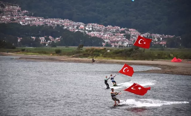 Rüzgarın Çocukları Türk Bayraklarıyla Gösteri Yaptı