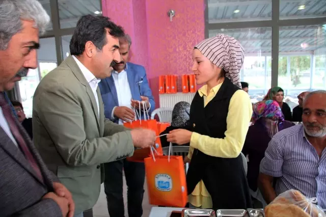 Şarkışla'da Öksüz ve Yetimler İçin İftar Programı Şarkışla'da Öksüz ve Yetimler İçin İftar Programı