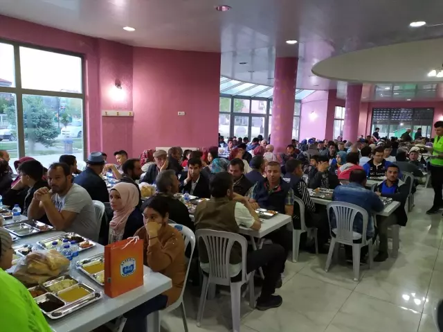 Şarkışla'da Öksüz ve Yetimler İçin İftar Programı Şarkışla'da Öksüz ve Yetimler İçin İftar Programı