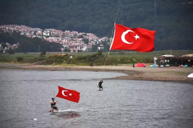Sörfçülerden Anlamlı Etkinlik