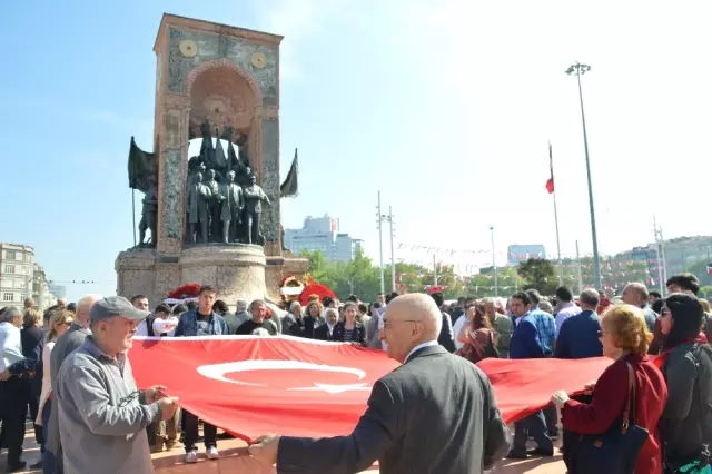 Taksim'de 19 Mayıs Töreni Taksim'de 19 Mayıs Töreni