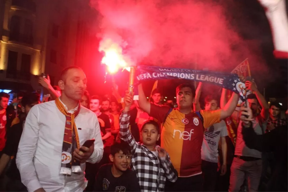 Galatasaraylı Taraftarlar Taksim'i Sarı-Kırmızıya Bürüdü!