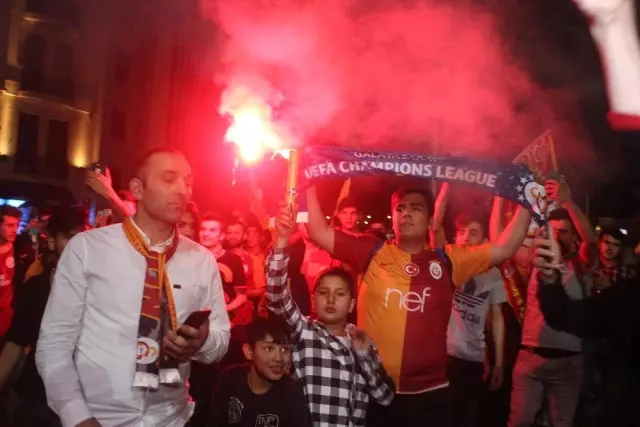Galatasaraylı Taraftarlar Taksim'i Sarı-Kırmızıya Bürüdü!