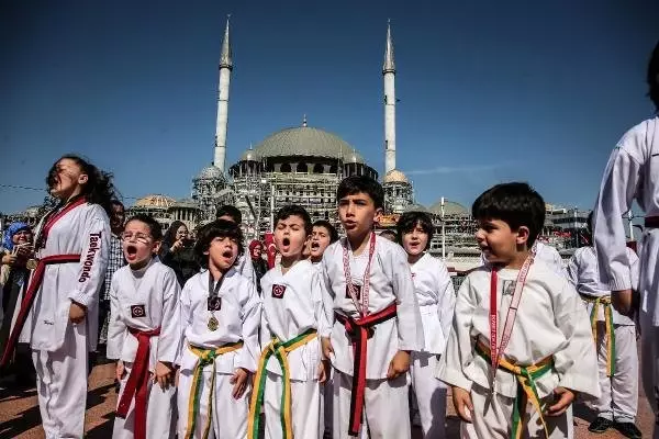 Taksim Meydanı'nda 19 Mayıs Kutlaması Taksim Meydanı'nda 19 Mayıs Kutlaması