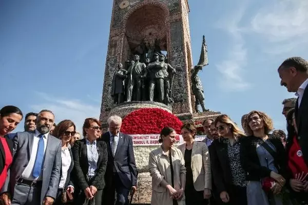 Taksim Meydanı'nda 19 Mayıs Kutlaması Taksim Meydanı'nda 19 Mayıs Kutlaması