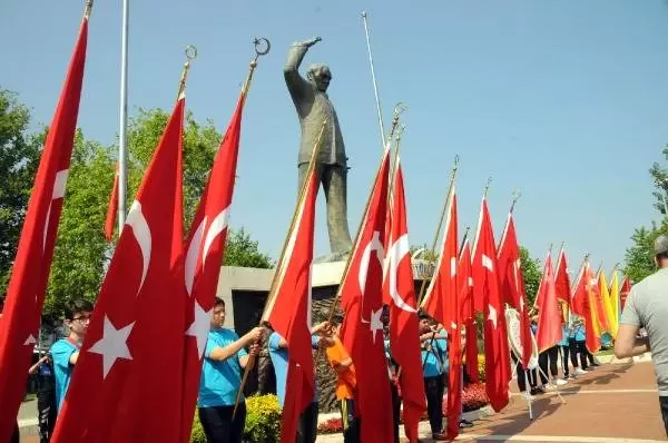Yalova'da 19 Mayıs Coşkuyla Kutlandı Yalova'da 19 Mayıs Coşkuyla Kutlandı