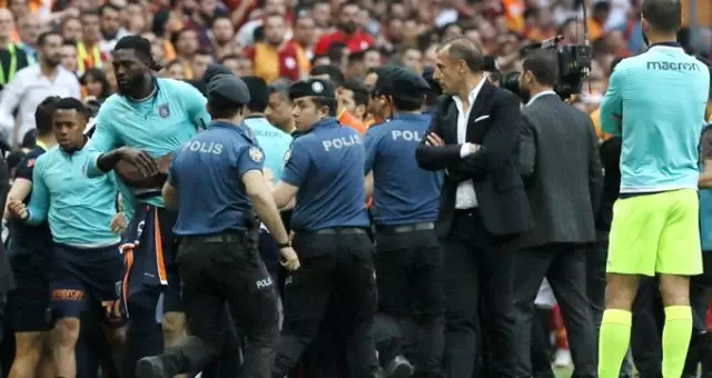 Adebayor O Anları Anlattı: Fatih Terim'i Durdurmaya Çalıştım
