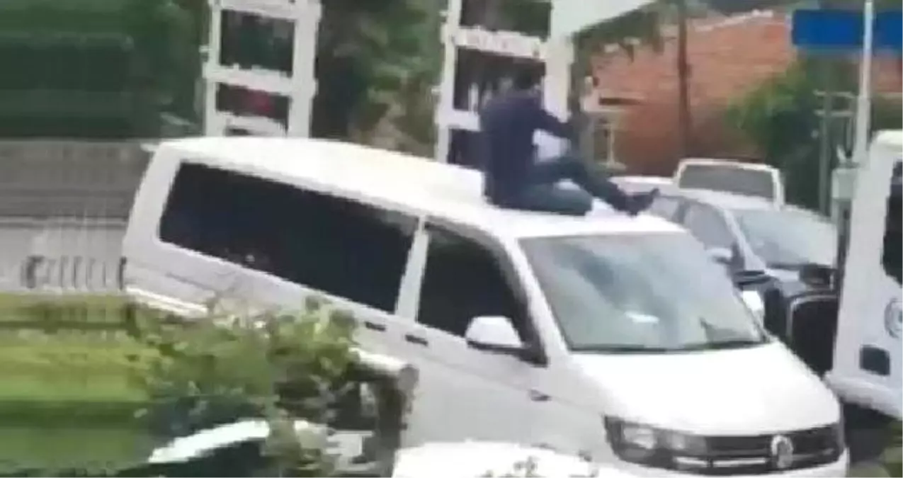 Çılgın Sürücü Direnince Aracının Üstünde Otoparka Götürüldü