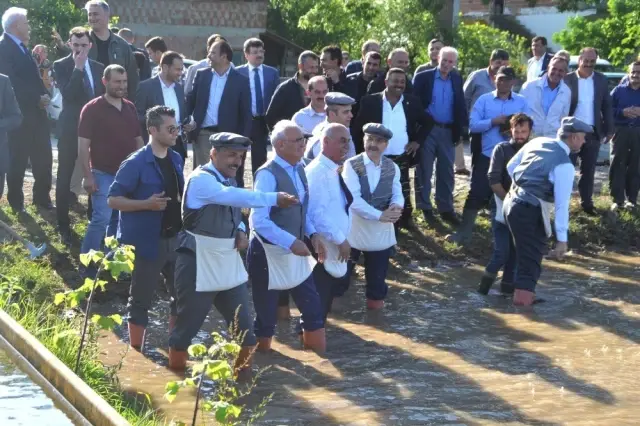 Çizmeleri Giyen Protokol Çeltik Ekti Çizmeleri Giyen Protokol Çeltik Ekti