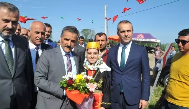 Çizmeleri Giyen Protokol Çeltik Ekti Çizmeleri Giyen Protokol Çeltik Ekti