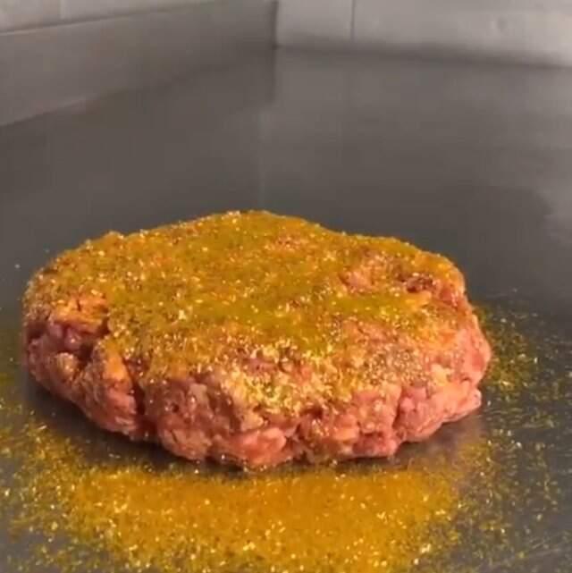 Dünyaca Ünlü Kasap Nusret Gökçe, Altından Hamburger Yaptı!