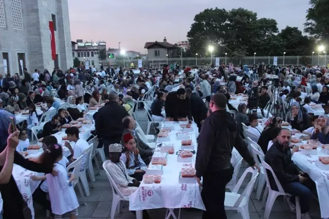 Fatih'te Dünyanın Dört Bir Yanından Gelen Yetim Çocuklar İftarda Buluştu Fatih'te Dünyanın Dört Bir Yanından Gelen Yetim Çocuklar İftarda Buluştu