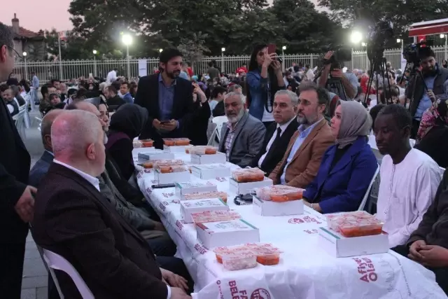 Fatih'te Dünyanın Dört Bir Yanından Gelen Yetim Çocuklar İftarda Buluştu Fatih'te Dünyanın Dört Bir Yanından Gelen Yetim Çocuklar İftarda Buluştu