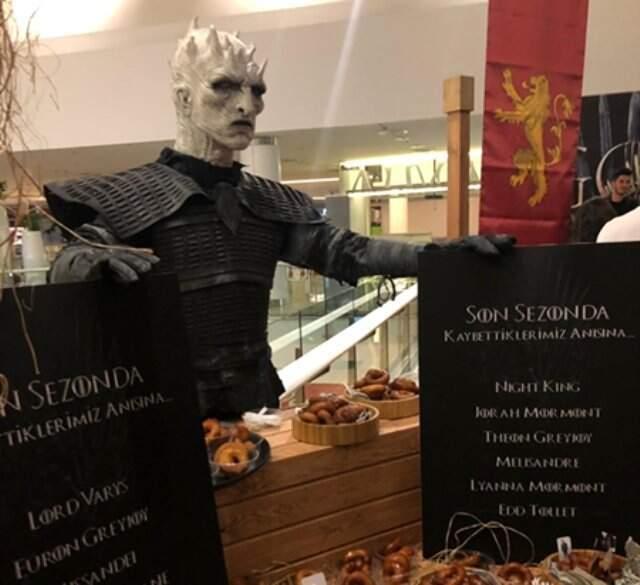 Game of Thrones Dizisinde Ölenler İçin İstanbul'da Lokma Dağıtıldı