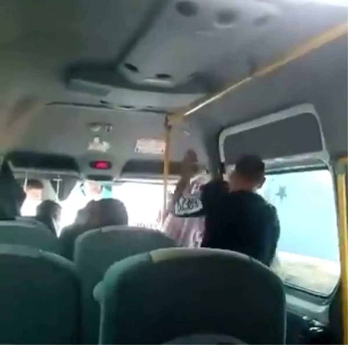 Gözü Dönmüş Koca Eşine Minibüste Şiddet Uyguladı