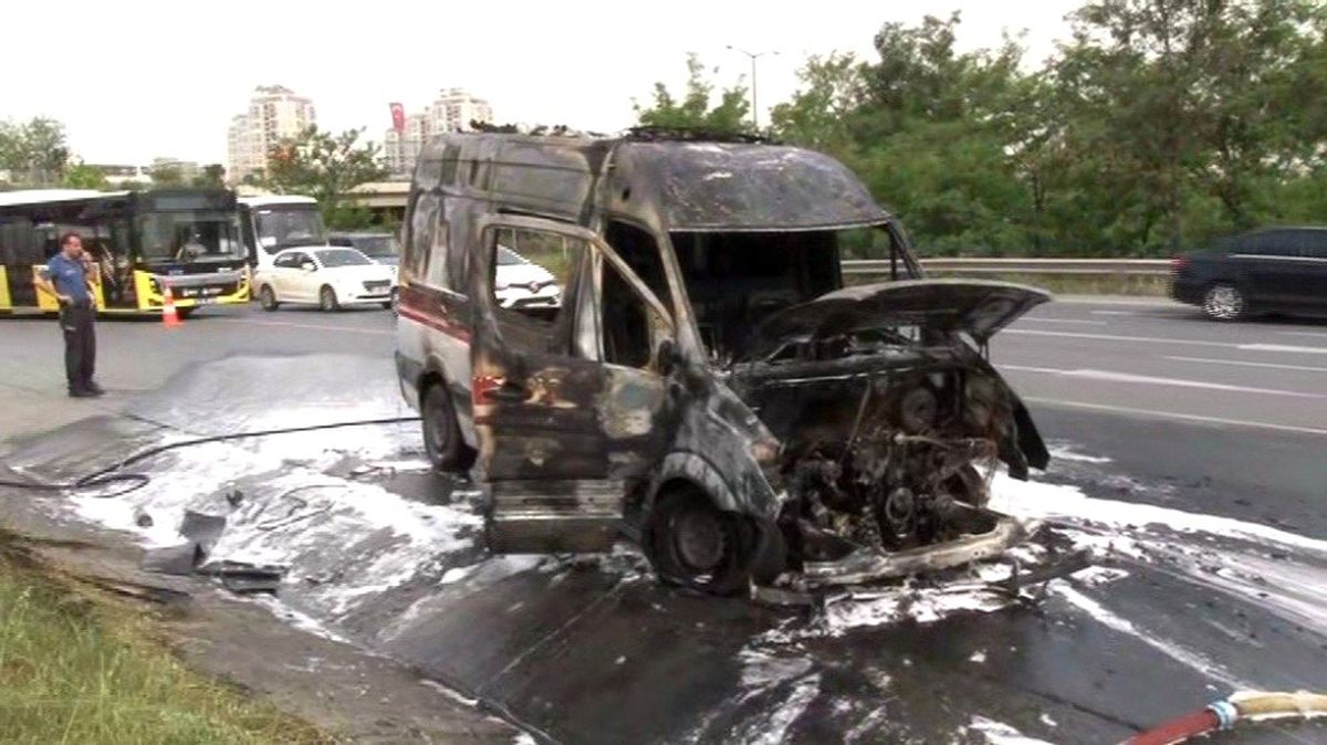 TEM Yan Yolda Ambulans Alev Aldı