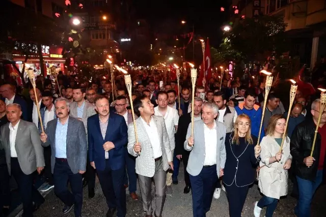 Isparta'da Vatandaşa 1.5 Ton Gül Suyu Sıkılarak, 1 Ton Gül Serpildi Isparta'da Vatandaşa 1.5 Ton Gül Suyu Sıkılarak, 1 Ton Gül Serpildi