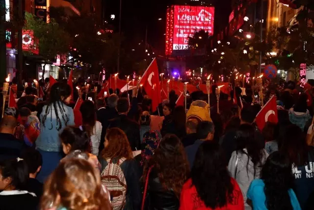 Isparta'da Vatandaşa 1.5 Ton Gül Suyu Sıkılarak, 1 Ton Gül Serpildi Isparta'da Vatandaşa 1.5 Ton Gül Suyu Sıkılarak, 1 Ton Gül Serpildi