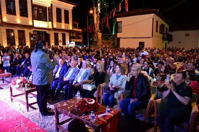 Isparta'da Vatandaşa 1.5 Ton Gül Suyu Sıkılarak, 1 Ton Gül Serpildi Isparta'da Vatandaşa 1.5 Ton Gül Suyu Sıkılarak, 1 Ton Gül Serpildi
