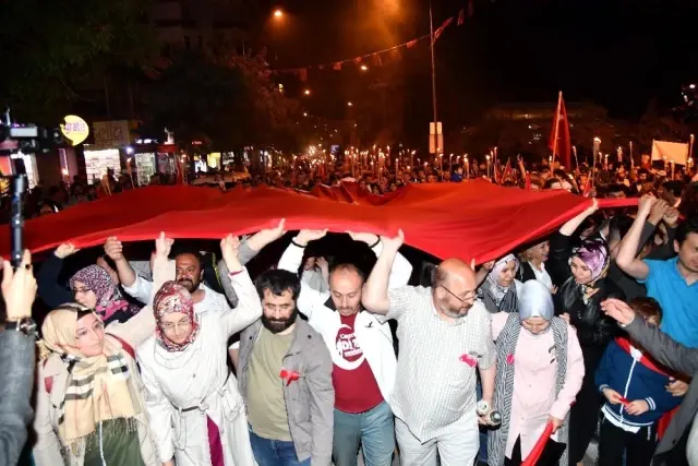 Isparta'da Vatandaşa 1.5 Ton Gül Suyu Sıkılarak, 1 Ton Gül Serpildi Isparta'da Vatandaşa 1.5 Ton Gül Suyu Sıkılarak, 1 Ton Gül Serpildi