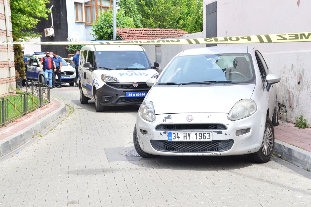 İstanbul'un Göbeğinde Silahlı Gasp! 5 Kilo Altını Çalıp Kayıplara Karıştılar
