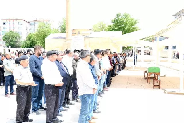 Kırşehir'deki Otobüs Kazasında Ölen Genç Son Yolculuğuna Uğurlandı
