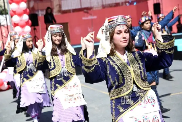 Küçükçekmece'de 100'üncü Yıla Coşkulu Kutlama Küçükçekmece'de 100'üncü Yıla Coşkulu Kutlama