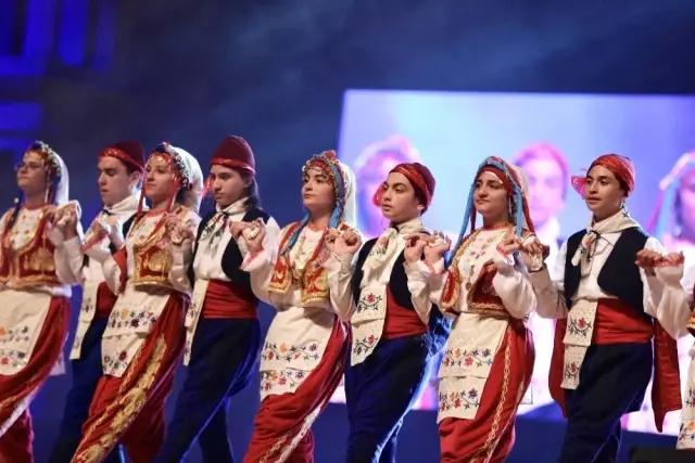 Küçükçekmece'de 100'üncü Yıla Coşkulu Kutlama Küçükçekmece'de 100'üncü Yıla Coşkulu Kutlama