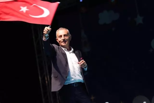Küçükçekmece'de 100'üncü Yıla Coşkulu Kutlama Küçükçekmece'de 100'üncü Yıla Coşkulu Kutlama