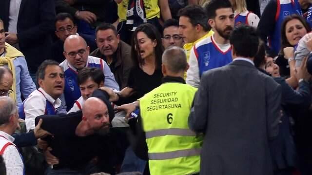 Oyuncu Yasemin Özilhan ile Eşi İzzet Özilhan, Efes Maçında Saldırıya Uğradı