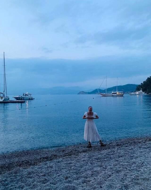 Serenay Sarıkaya, Paylaşımıyla Demet Akalın'ı Büyüledi: Nazar Boncuğu Tak