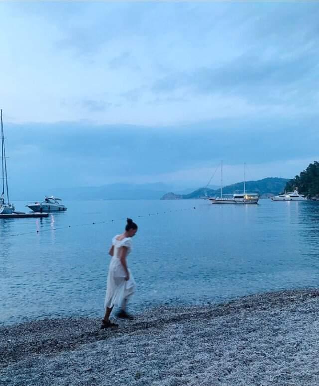 Serenay Sarıkaya, Paylaşımıyla Demet Akalın'ı Büyüledi: Nazar Boncuğu Tak