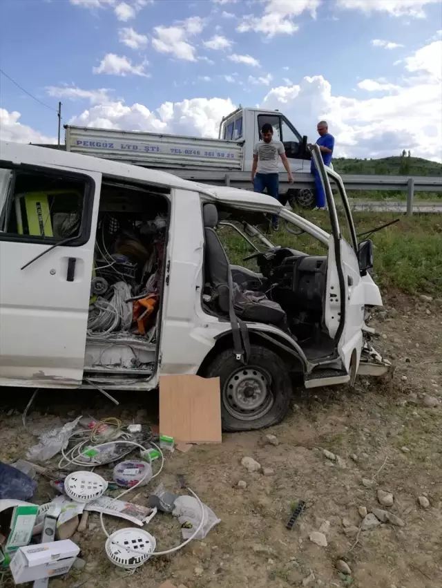 Sivas'ta Trafik Kazası: 2 Yaralı Sivas'ta Trafik Kazası: 2 Yaralı