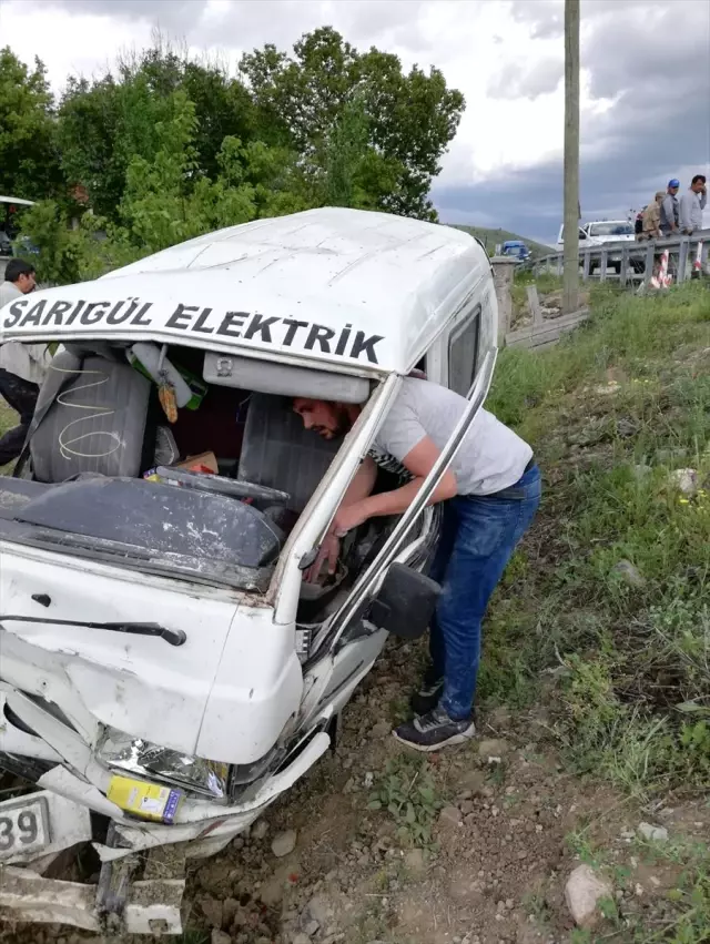 Sivas'ta Trafik Kazası: 2 Yaralı Sivas'ta Trafik Kazası: 2 Yaralı