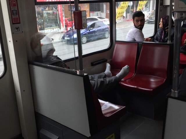 Yaşlı Adam, Tramvayda Ayakkabısını Çıkartıp Ayaklarını Uzattı